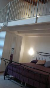 孔韦尔萨诺Pietra Bianca的一张位于高架床的房间内的床铺