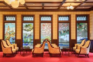 金泽金泽白鸟路山乐酒店的配有椅子和彩色玻璃窗的房间