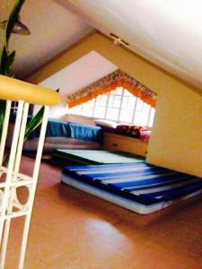 大雅台Tagaytay Budget Transient/ Staycation Home的客房设有双层床和窗户。