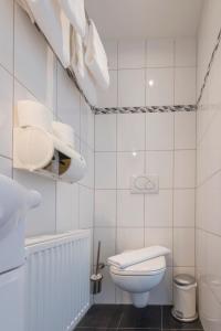 玛库姆德瓦赫的白色的浴室设有卫生间和水槽。