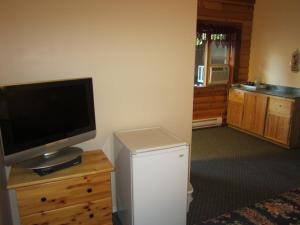 Chase杰德山脉汽车旅馆的一间带电视和小冰箱的客厅