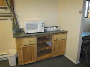 Chase杰德山脉汽车旅馆的厨房柜台配有微波炉和水槽