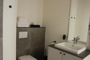 安特卫普CITYSTAY的一间带水槽、卫生间和镜子的浴室
