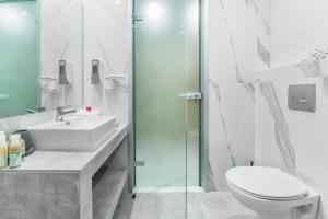 佩科霍里安娜酒店的浴室配有卫生间、盥洗盆和淋浴。