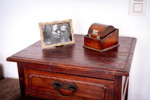 根特Quartier Leonard的一张带镜子和盒子的旧木桌