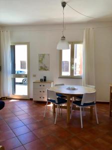 圣特雷莎加卢拉Il Gabbiano的一间带桌椅和窗户的用餐室
