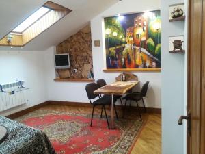 特鲁斯卡韦茨Квартира-студія Шале的一间设有桌子和墙上绘画的用餐室