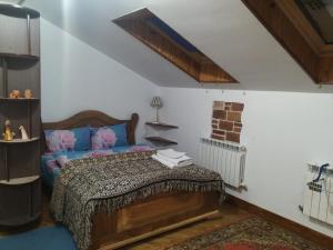 特鲁斯卡韦茨Квартира-студія Шале的一间卧室配有一张带木制床头板的床