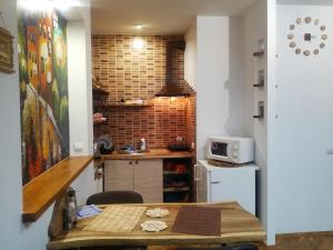 特鲁斯卡韦茨Квартира-студія Шале的一间小厨房,内设一张小桌子