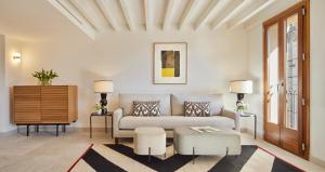 马略卡岛帕尔马Vila Damunt的客厅配有沙发和桌子