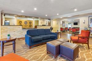 奥本Comfort Inn Auburn-Worcester的客厅配有蓝色的沙发和椅子