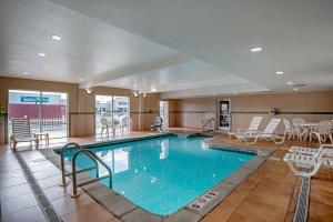 弗利弗利北部湾岸康福特套房酒店的一个带椅子和桌子的大型游泳池