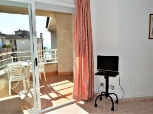 卡拉费尔Villa Service - Barcino的一间带桌子和阳台的客厅。