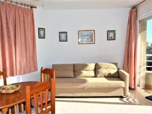 卡拉费尔Villa Service - Barcino的客厅配有沙发和桌子