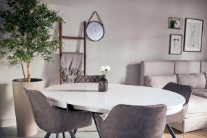 阿姆斯特尔芬HUISJES AAN DE AMSTEL - Your home away from home的白色的用餐室配有白色的桌椅