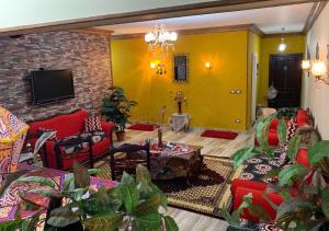 开罗Luxury Apartment City stars的客厅配有红色家具和黄色墙壁