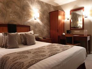 赫里博恩红狮酒店客房内的一张或多张床位