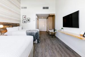 普塔Glacier View Lodge的酒店客房设有两张床和一台平面电视。