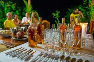 菲格雷多总统镇Aldeia Mari-Mari Amazon Lodge的一张桌子,上面放有酒瓶和酒杯
