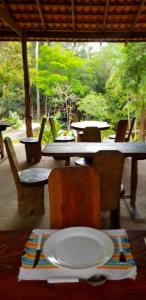 菲格雷多总统镇Aldeia Mari-Mari Amazon Lodge的桌子和椅子,桌子上有一个盘子