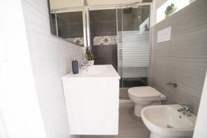 佩斯基奇Peschici HOME FILOCCO stanza e bagno privato的白色的浴室设有水槽和卫生间。