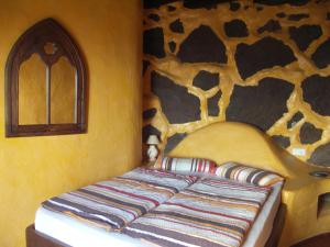 蒂亚斯Casa Cora的石墙房间内的一张床位
