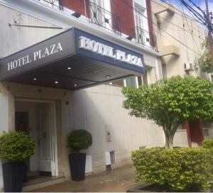 圣胡安Hotel Plaza San Juan的大楼一侧的酒店广场标志