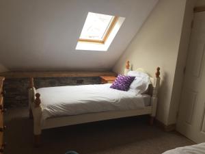 科芙Redington House SelfCatering accommodation的一间小卧室,配有一张带窗户的床