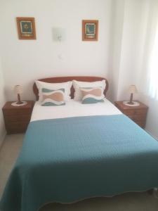 奥德赛克斯Casa Luar的一间卧室配有一张带蓝色毯子的大床