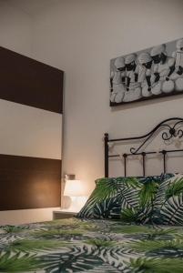 梅利利亚NICE HOME city center的一间卧室配有一张带绿色和白色棉被的床