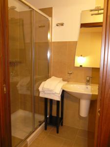 圣皮埃尔韦尔热普莱因马戏团住宿加早餐旅馆的一间带玻璃淋浴和水槽的浴室