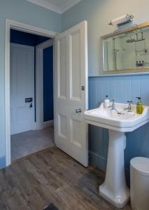 切尔滕纳姆Number 8 Cheltenham的一间带水槽、镜子和卫生间的浴室