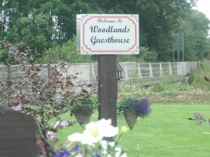 法伦福尔Woodlands House的花 ⁇ 花园的花柱上的标志