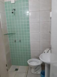大瓦尔泽亚Hotel Express - Leva e busca no aeroporto grátis 24 horas的带淋浴、卫生间和盥洗盆的浴室