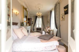 阿罗芒什莱班DDay Aviators Le Manoir的一间卧室配有带白色床单和枕头的床。