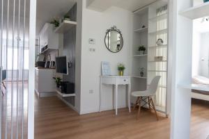萨格勒布Apartman Zagreb Maksimir的白色的客房配有书桌和镜子