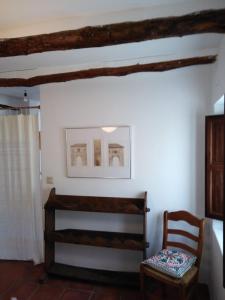 布维翁La Locana的一间设有椅子和白色墙壁的房间
