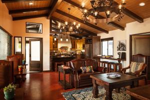 圣路易斯-奥比斯保La Lomita Ranch的客厅配有沙发和桌子
