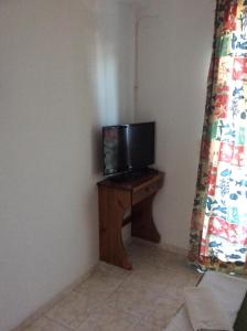 卡尔扎迈纳法尼亚公寓的坐在木桌旁的电视机