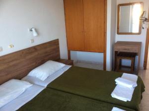 卡尔扎迈纳法尼亚公寓的一间卧室配有一张床,上面有两条毛巾
