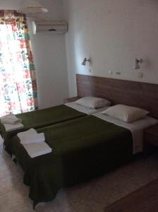 卡尔扎迈纳法尼亚公寓的一间卧室配有一张带毛巾的大型绿床
