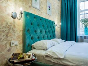 尼古拉耶夫Люкс-апартаменты с двумя спальнями的卧室里一张带蓝色床头板的床