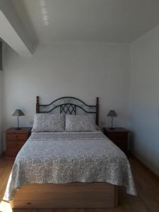 菲尼斯特雷Santa catalina 46的一间卧室配有一张床和两个带灯的床头柜
