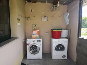 萨里亚Albergue O Pombal的洗衣房配有洗衣机和洗衣机