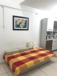 路易斯科雷亚Flat Shopping Amarração N - 129的一间卧室配有一张带 ⁇ 子毯子的床