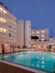 埃莱夫西纳埃莱夫西纳酒店的游泳池位于酒店中间