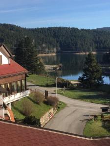 Cotroneihotel lo sciatore的享有湖泊和道路景致的度假屋