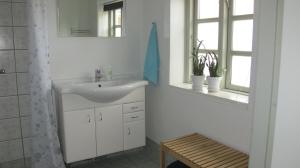 Langeskov比尔肯德住宿加早餐酒店的白色的浴室设有水槽和镜子