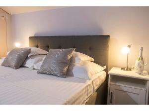 斯普利特Riva Royal Lounge Apartment的一间卧室配有一张带两个枕头的床