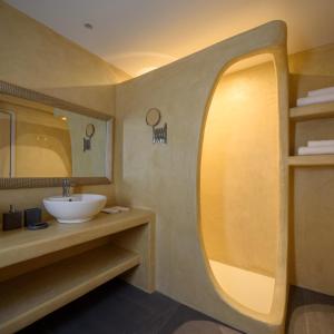 伊亚Elitoz Suites的一间带水槽和镜子的浴室